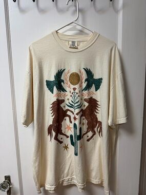 NWOT Comfort Colors Cream T-Shirt with Western Horse Design